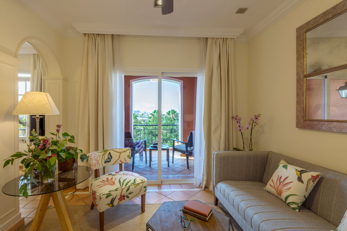 Wohnzimmer mit Möbeln dekoriert und Balkonblick auf Teneriffa.