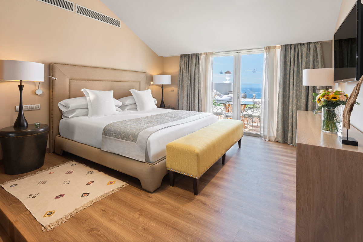 Hotelzimmer mit Doppelbett, Meerblick und eleganter Dekoration auf Teneriffa.
