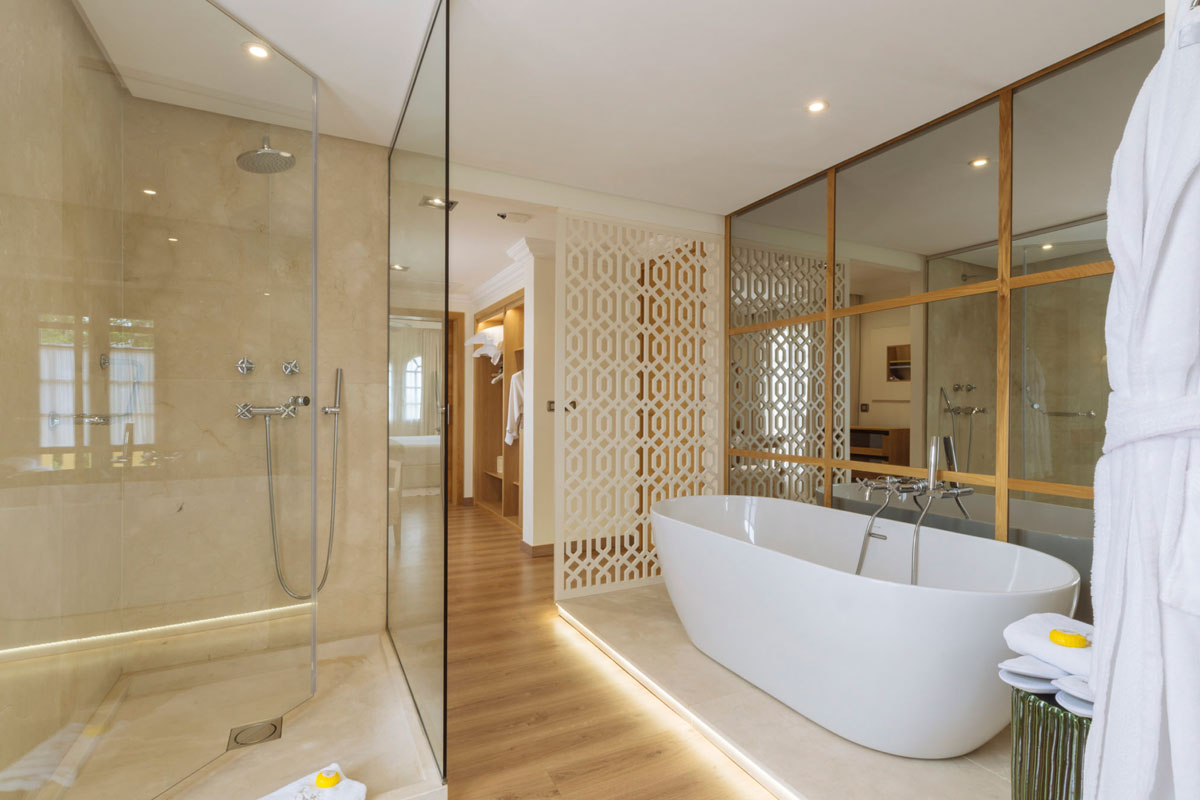 Modernes Badezimmer mit Badewanne, Dusche und eleganter Einrichtung in einem Hotel auf Teneriffa.