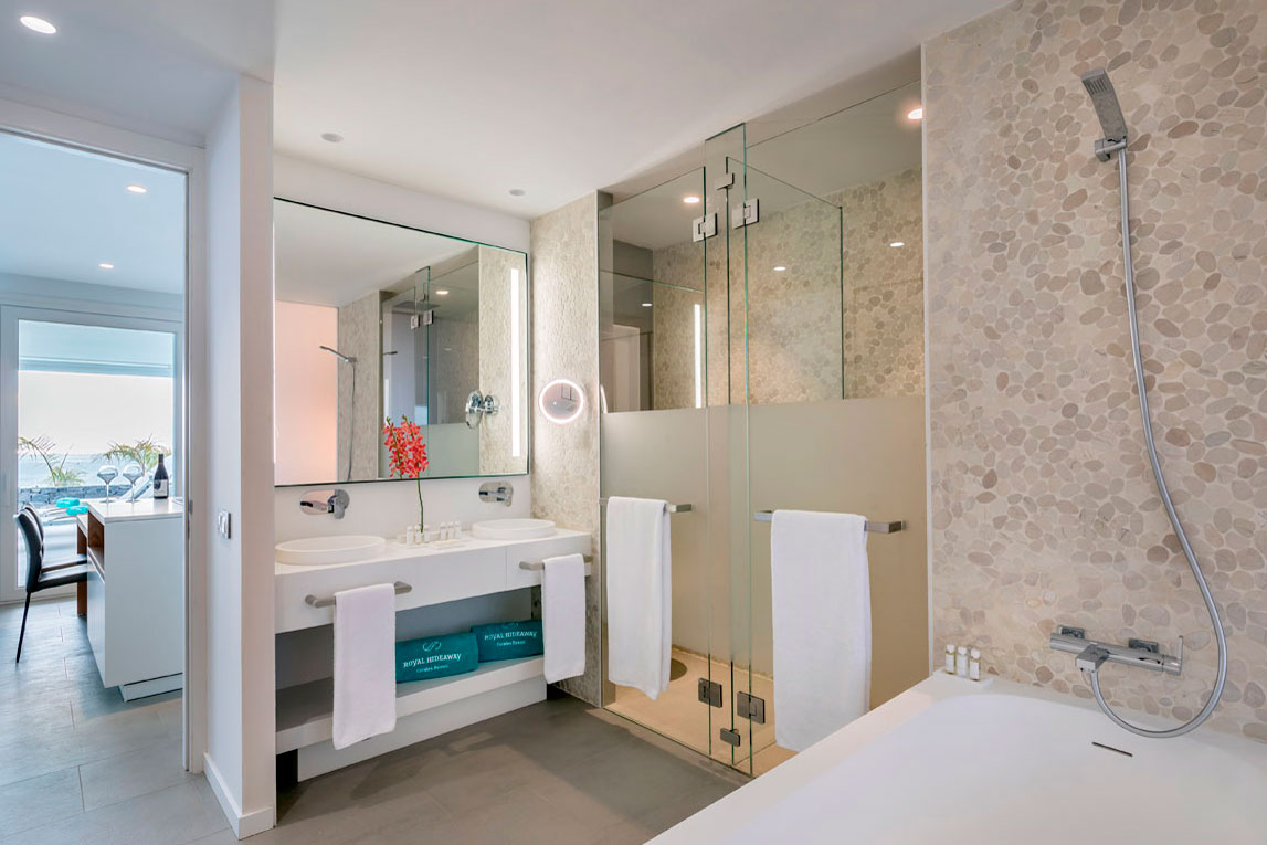 Modernes Badezimmer mit Glasdusche und Doppelwaschbecken in einem Hotel auf Teneriffa.
