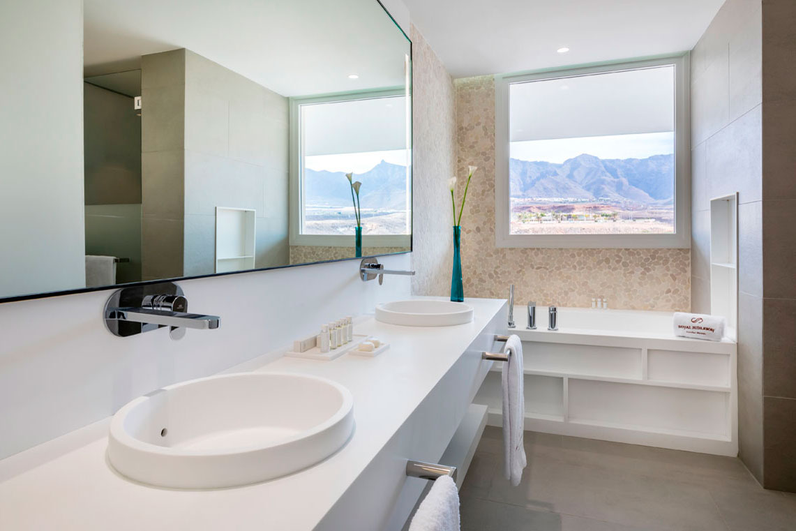 Modernes Badezimmer mit Doppelwaschbecken und Fenster mit Blick auf Teneriffa.