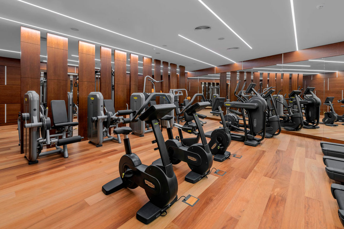 Fitnessstudio mit Trainingsgeräten in einem Hotel auf Teneriffa.