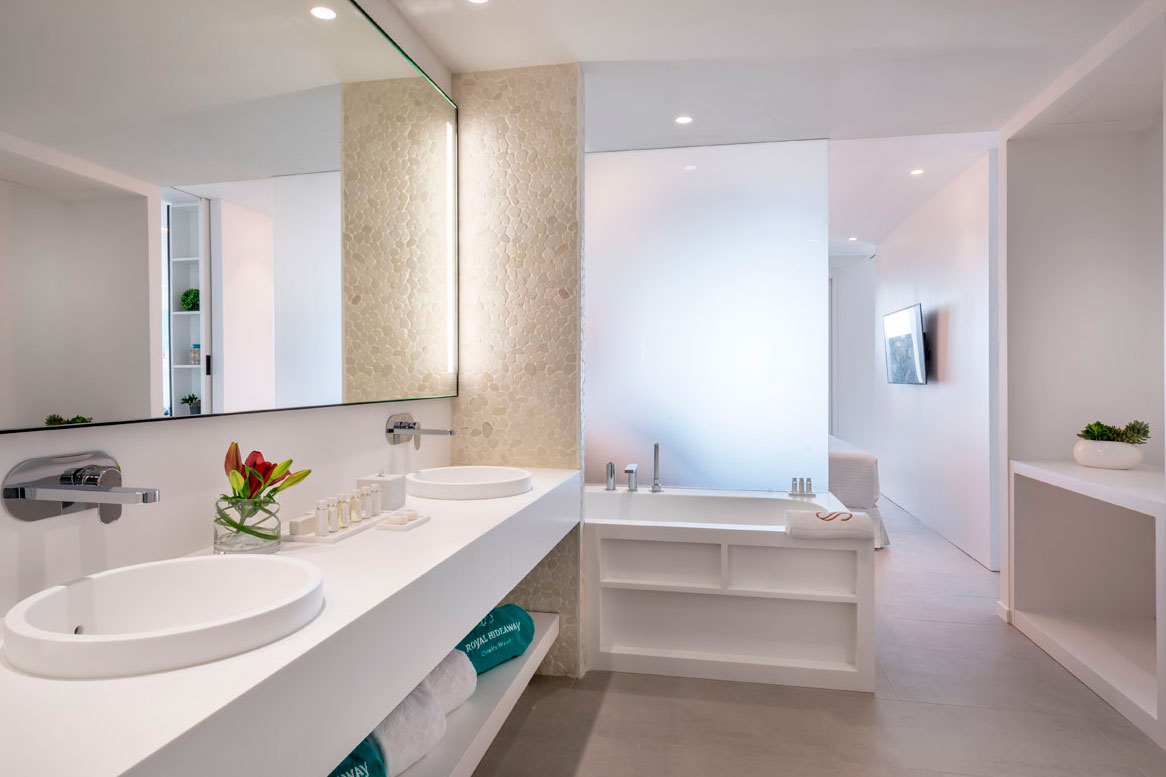 Modernes Badezimmer mit zwei Waschbecken, Spiegel und Badewanne auf Teneriffa.