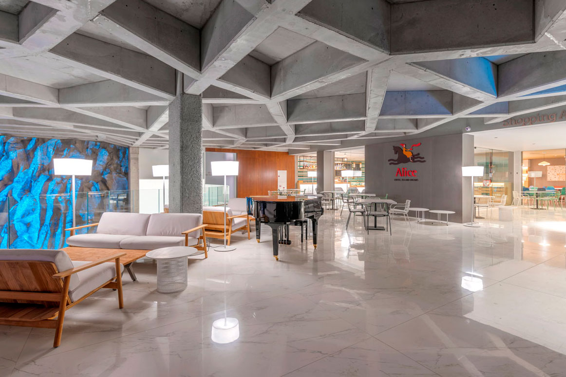Moderne Lobby mit geometrischer Decke und Klavier im Einkaufszentrum Afiche, Teneriffa.