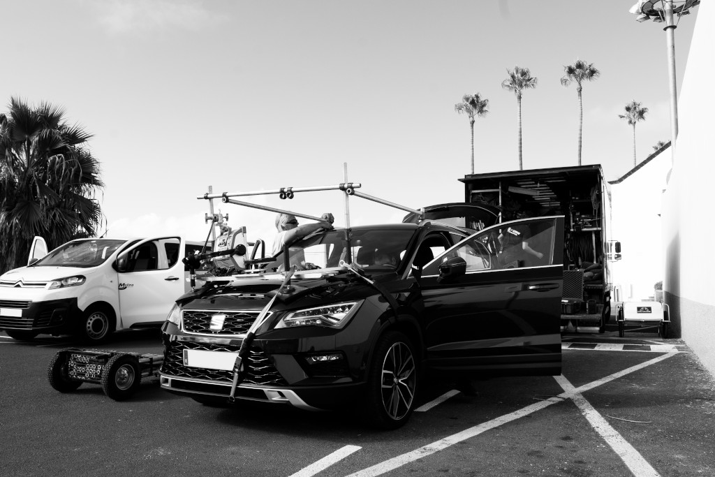 Auto mit Filmequipment steht neben einem Van auf Teneriffa.