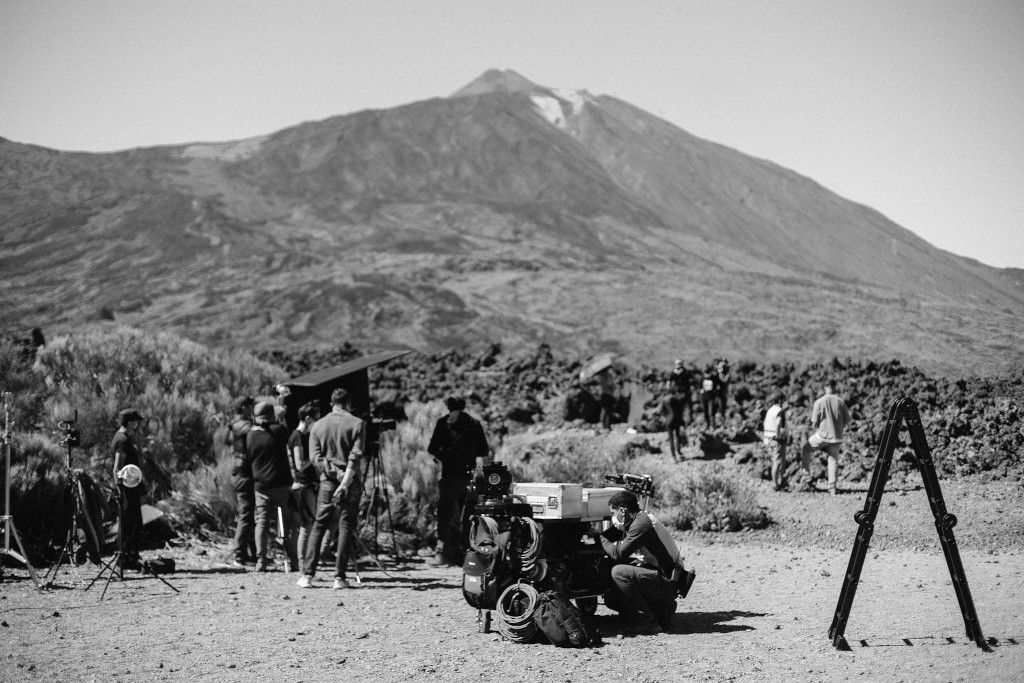 Filmcrew im Nationalpark Teide, mit dem Vulkan im Hintergrund.