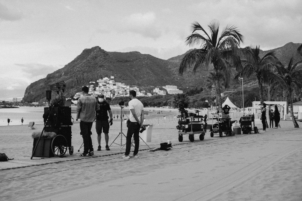 Dreharbeiten am Strand von Las Teresitas, Teneriffa, mit Filmteam und Personal.