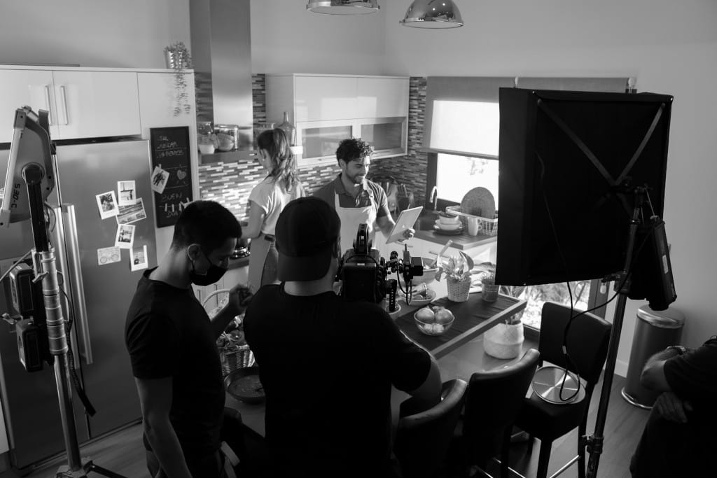 Dreharbeiten in einer Küche mit dem Filmteam auf Teneriffa.