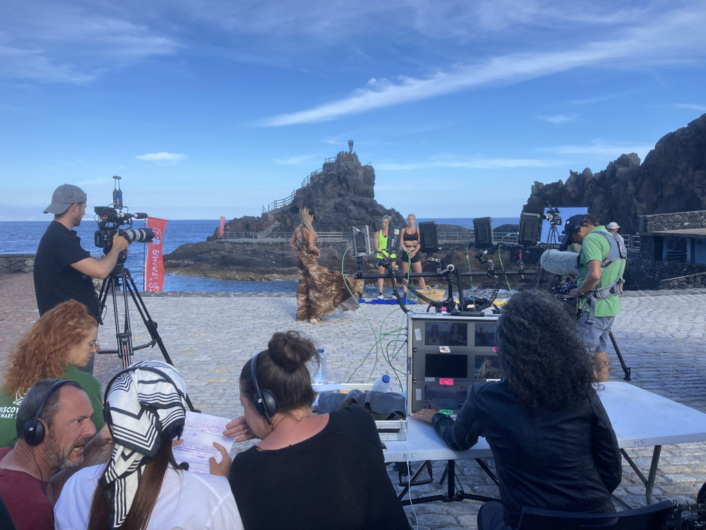 Aufzeichnung von Produktionsausrüstung auf Teneriffa, am Meer und an Felsformationen.