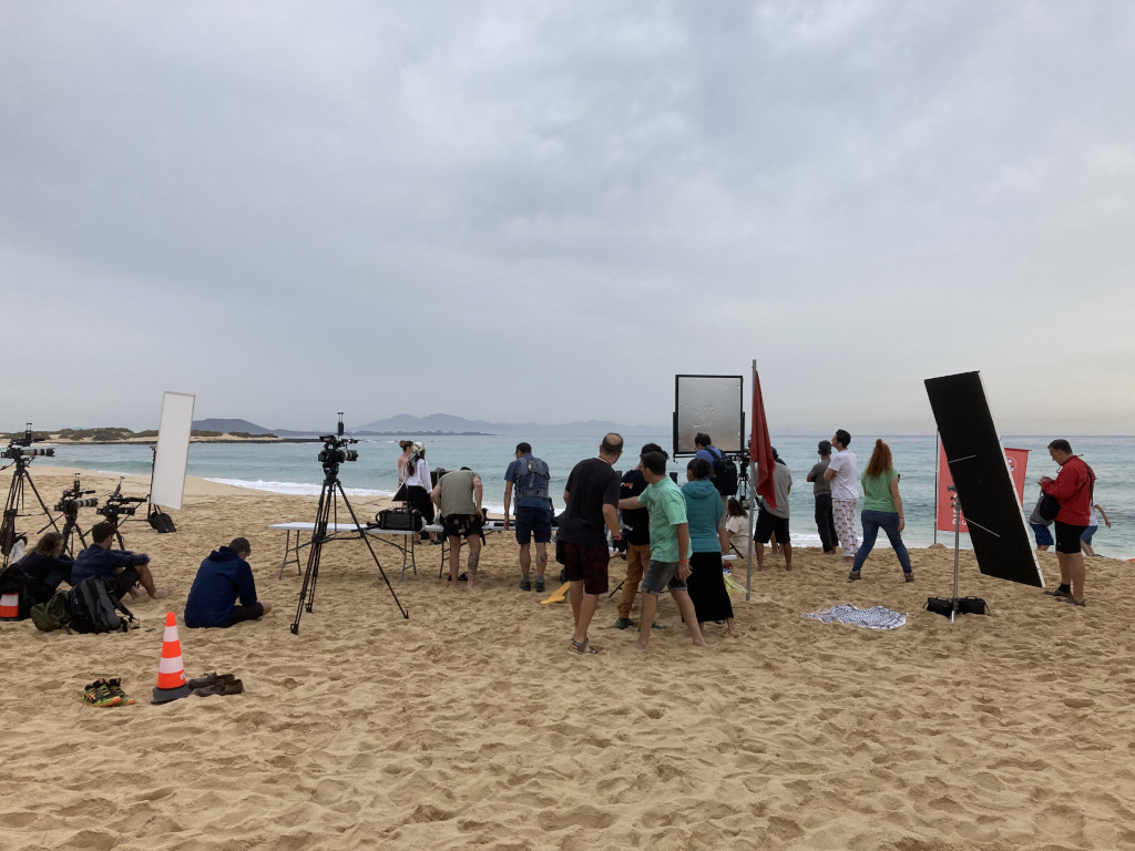 Filmcrew arbeitet an einem Strand auf Teneriffa mit Kameras und Mikrofonen.
