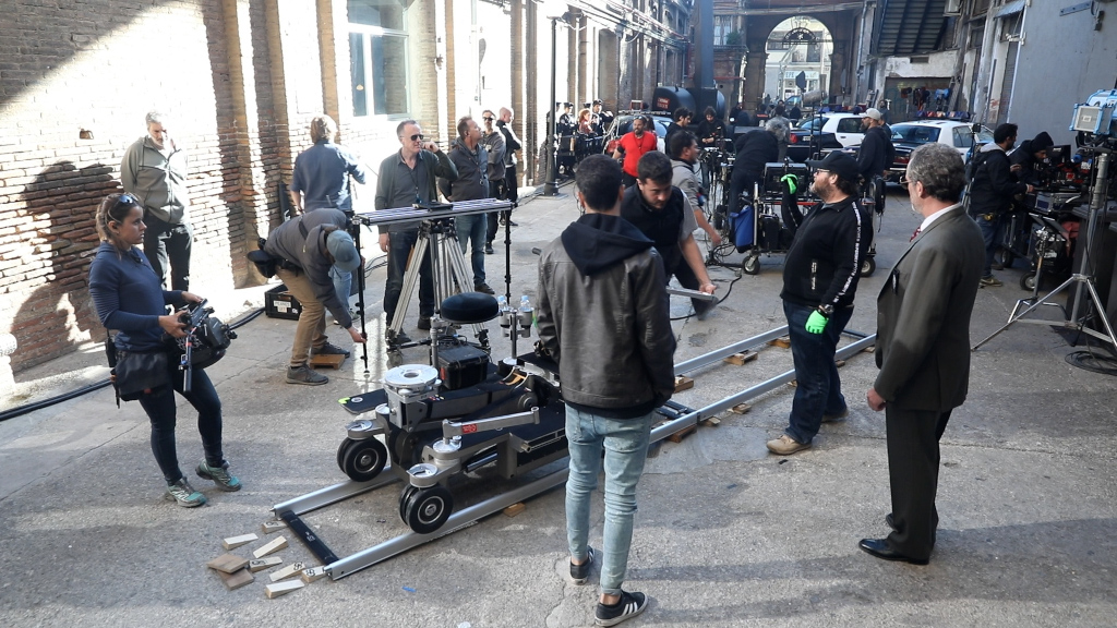 Leute, die ein Filmteam an einem Filmset auf Teneriffa vorbereiten.