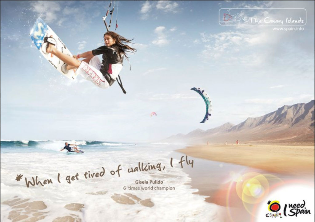 Person kitesurft am Strand von Teneriffa, mit Bergen im Hintergrund. Text: Wenn ich genug vom Gehen habe, fliege ich.