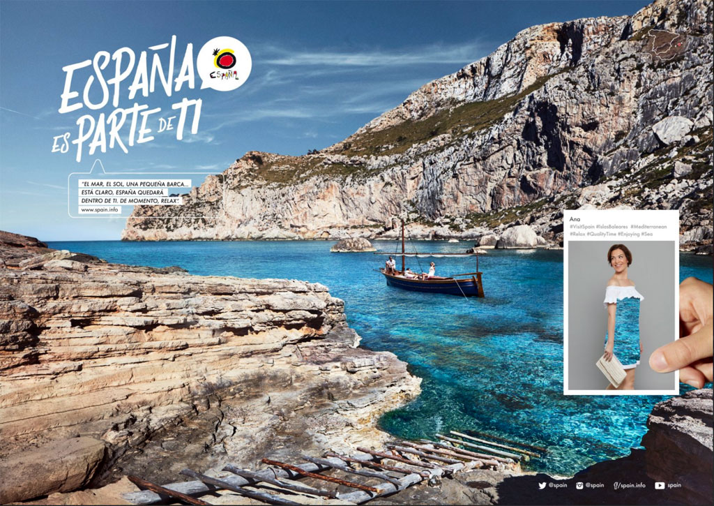 Boot in kristallklarem Wasser mit felsigen Klippen im Hintergrund. Text: Spanien ist ein Teil von dir.