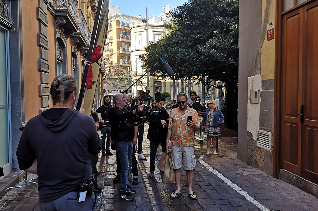 Filmcrew arbeitet auf einer Straße in Santa Cruz de Tenerife.