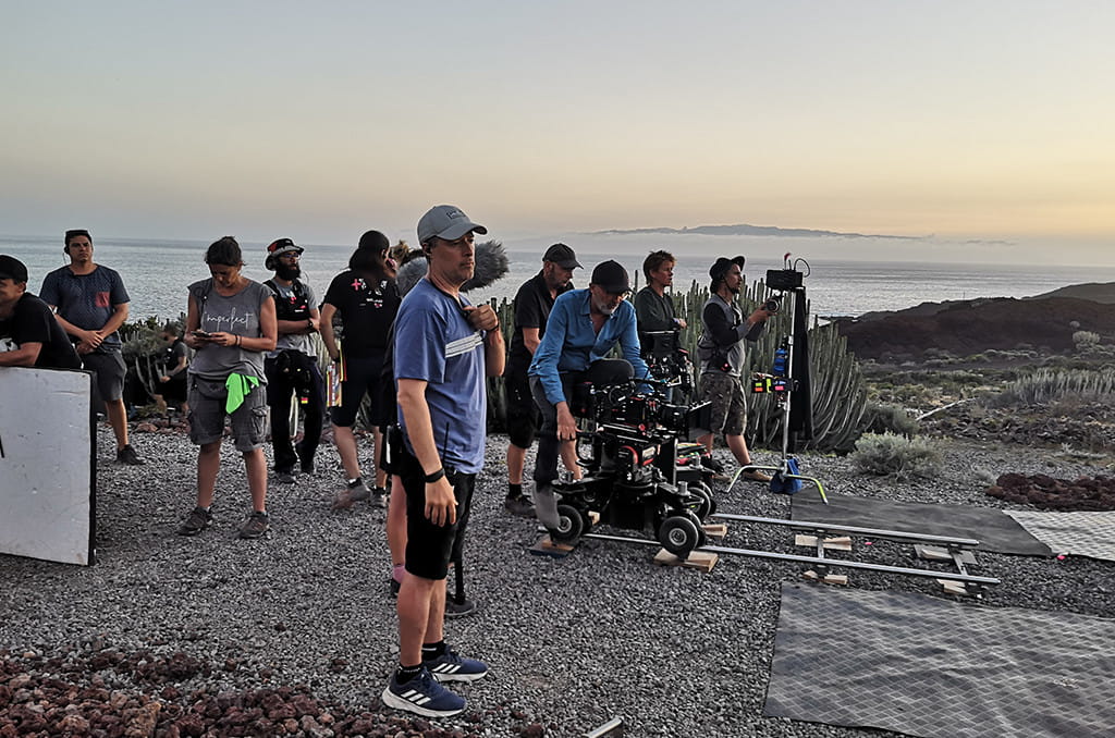 Filmcrew arbeitet bei Sonnenuntergang an der Küste von Teneriffa.