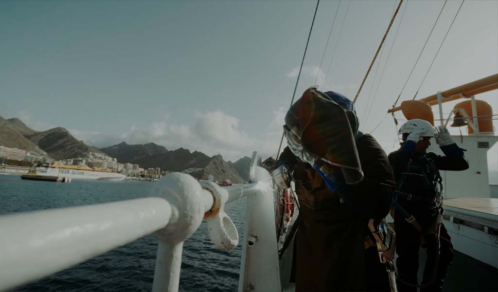 Menschen, die auf dem Deck eines Schiffes im Hafen von Santa Cruz de Tenerife arbeiteten.