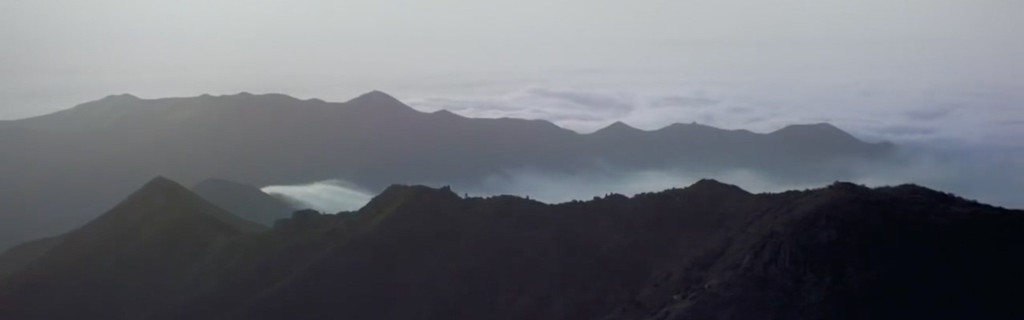 Nebelbedeckte Berge bei Sonnenaufgang im Anaga Rural Park, Teneriffa.