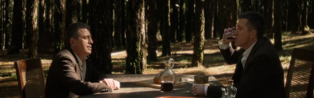 Männer, die Wein in einem Wald auf Teneriffa teilen.