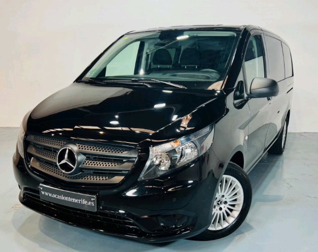 Schwarzer Mercedes-Benz Vito ausgestellt, Logo sichtbar. Website ocasiontenerife.es.