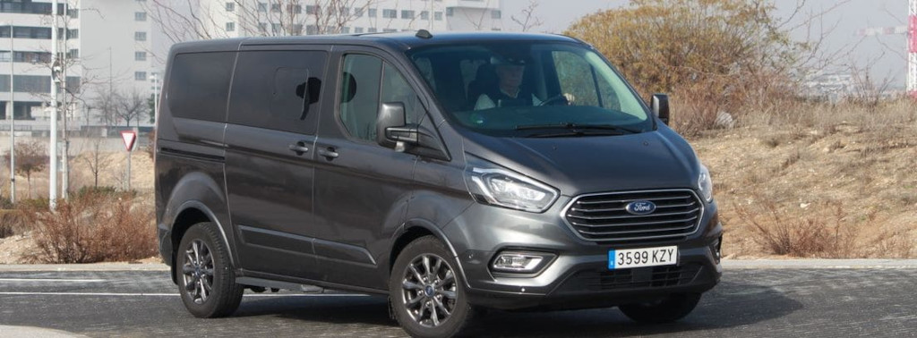 Grauer Ford-Van fährt auf einer Straße auf Teneriffa.