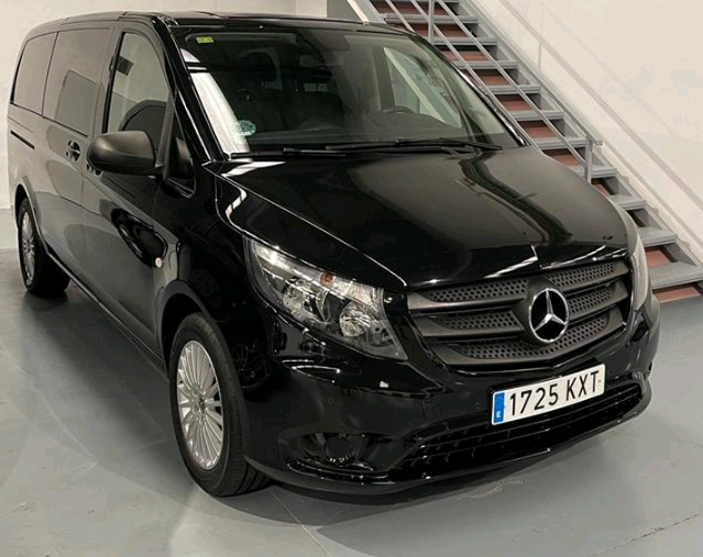 Schwarzer Mercedes Benz Van in einer Garage auf Teneriffa geparkt. Registrierung 1725 KXT.
