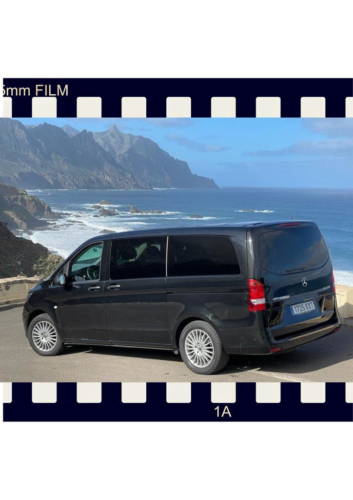 Van Negra parkte vor dem Meer und den Bergen auf Teneriffa. Kennzeichen: 1725 KXT.