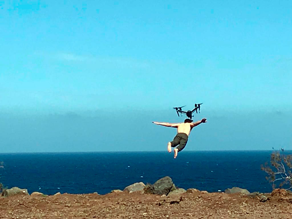 Person, die mit einer Drohne über das Meer auf Teneriffa springt.