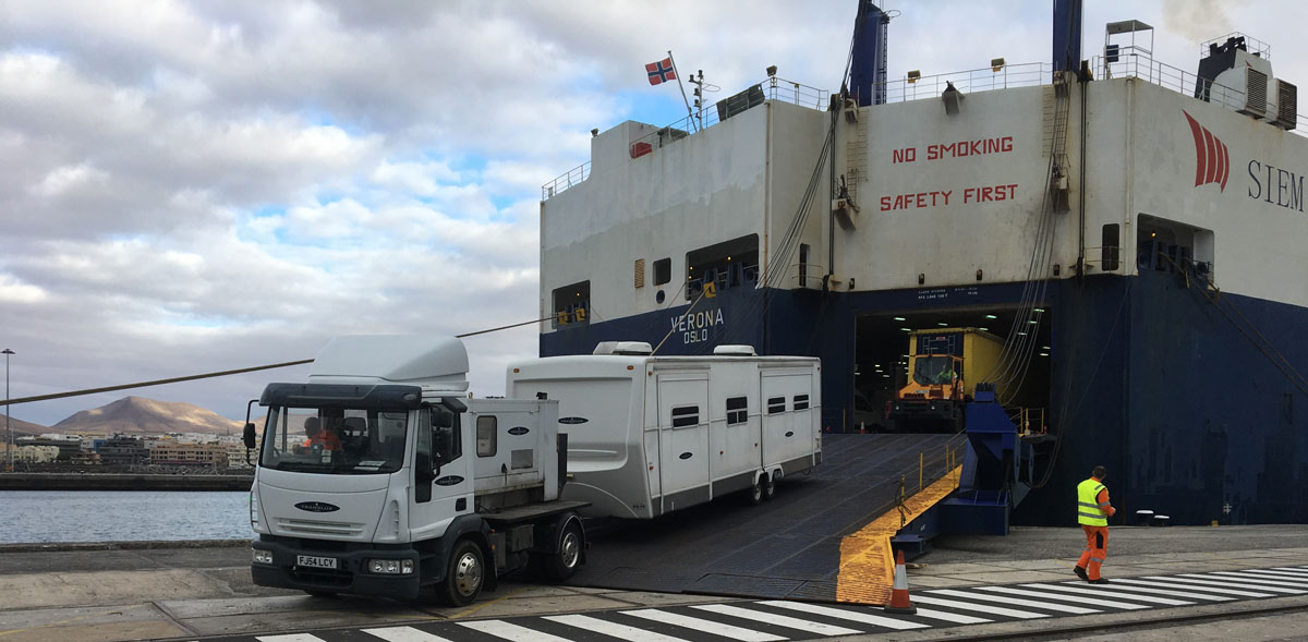 Lastwagen mit Anhänger verlässt eine Fähre im Hafen von Teneriffa.