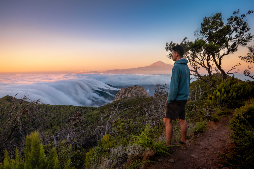 Mann betrachtet Sonnenuntergang und Wolken im Teide Nationalpark, Teneriffa.