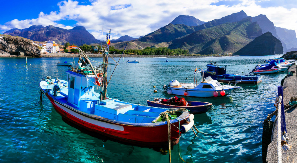 Fischerboote im Hafen von Puerto de Santiago vor Bergen in Teneriffa.