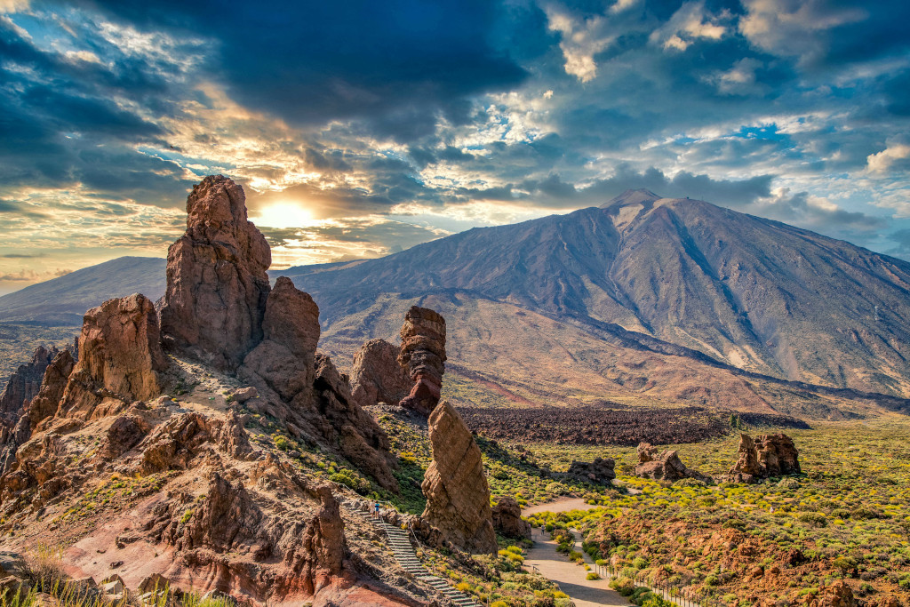 Felsen und Vulkan Teide in der Landschaft von Tenerife bei Sonnenuntergang.