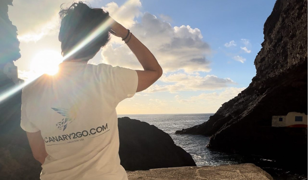 Person mit CANARY2GO.COM T-Shirt blickt auf das Meer in Tenerife.