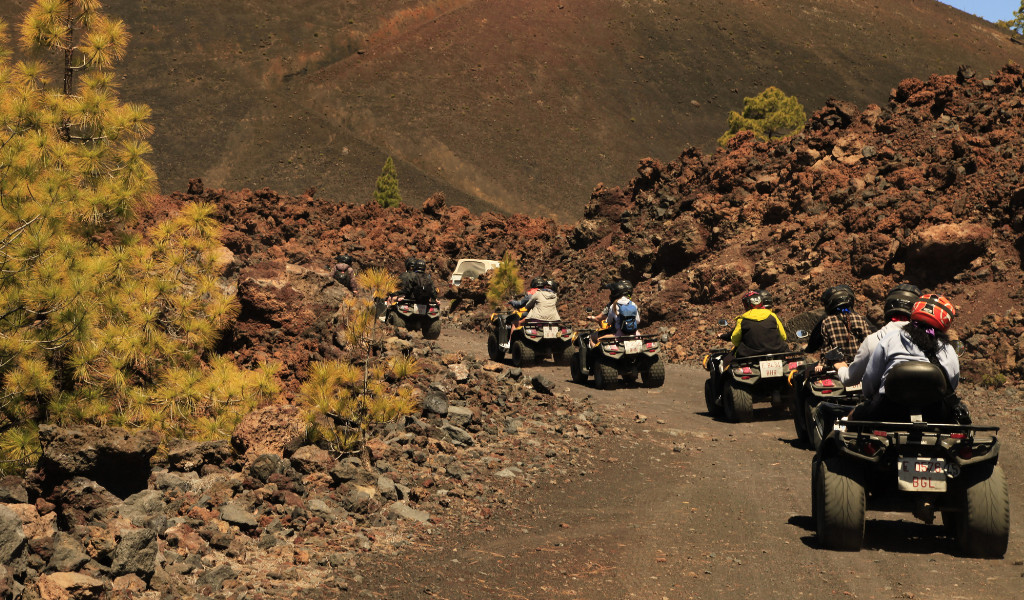 Personen fahren Quad auf Lavapfad im Teide Nationalpark, Teneriffa.
