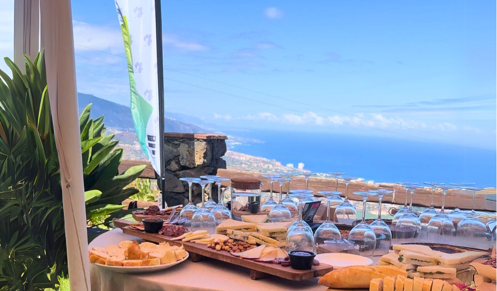 Tisch mit Snacks und Weingläsern, Blick auf die Küste von Santa Cruz de Tenerife.