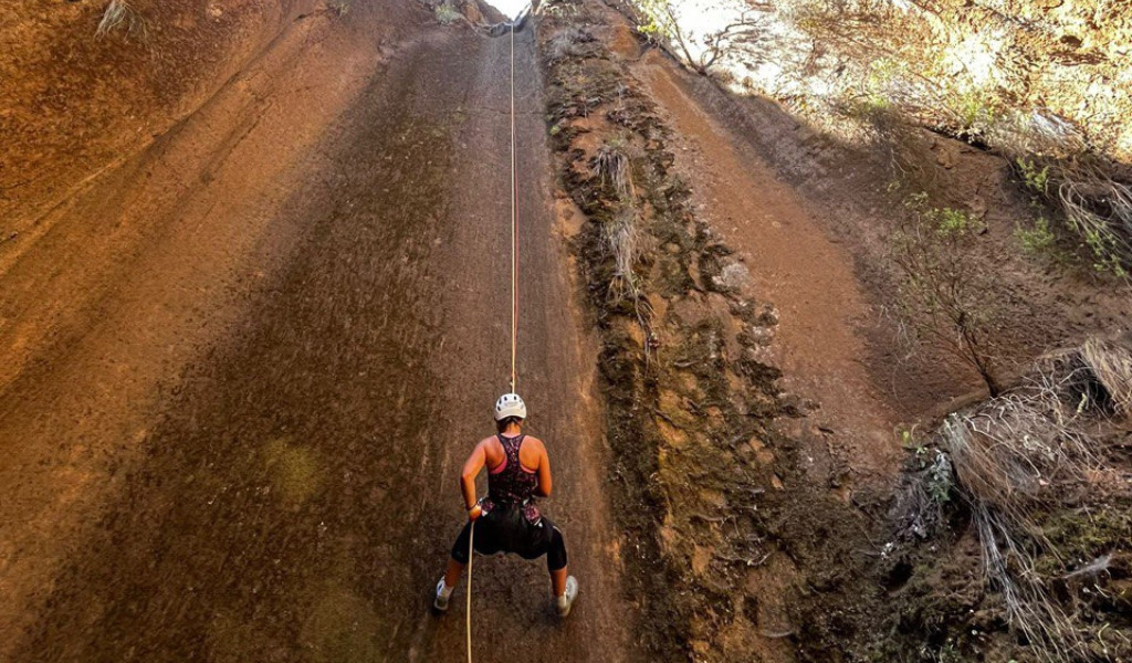 Person klettert in einer Schlucht in Tenerife.