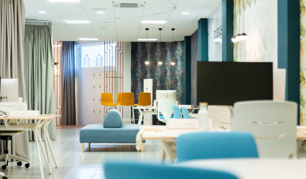 Moderne Büroeinrichtung in Santa Cruz de Tenerife mit Schreibtischen und Sitzgelegenheiten.