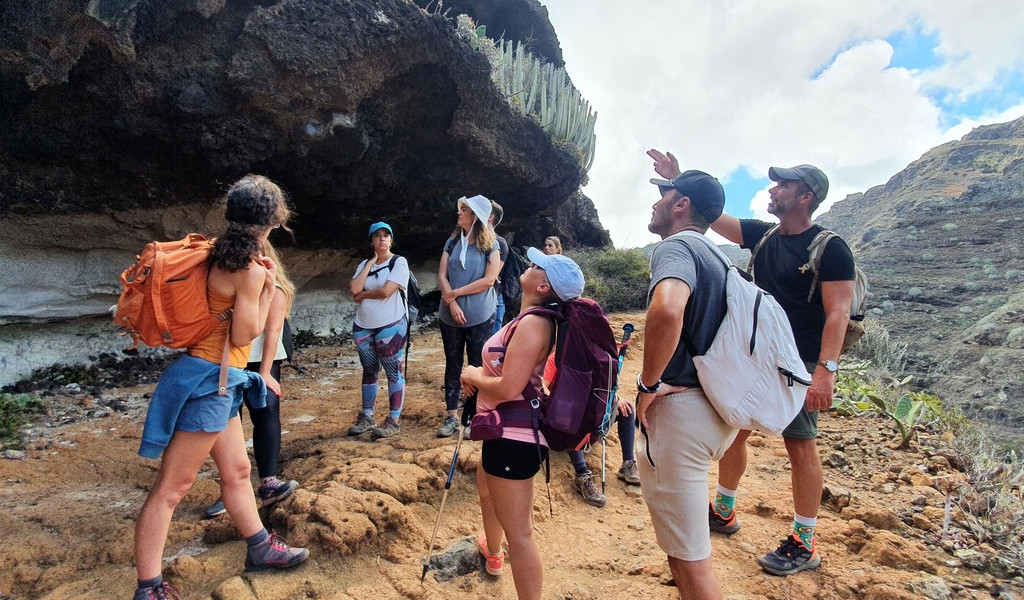 Gruppe von Wanderern auf einem Pfad in den Bergen von Teneriffa.