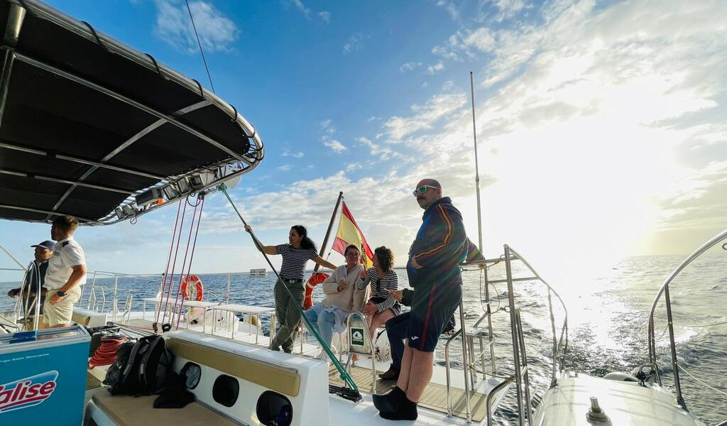 Personen segeln auf einem Boot bei Sonnenuntergang in Adeje, Teneriffa.