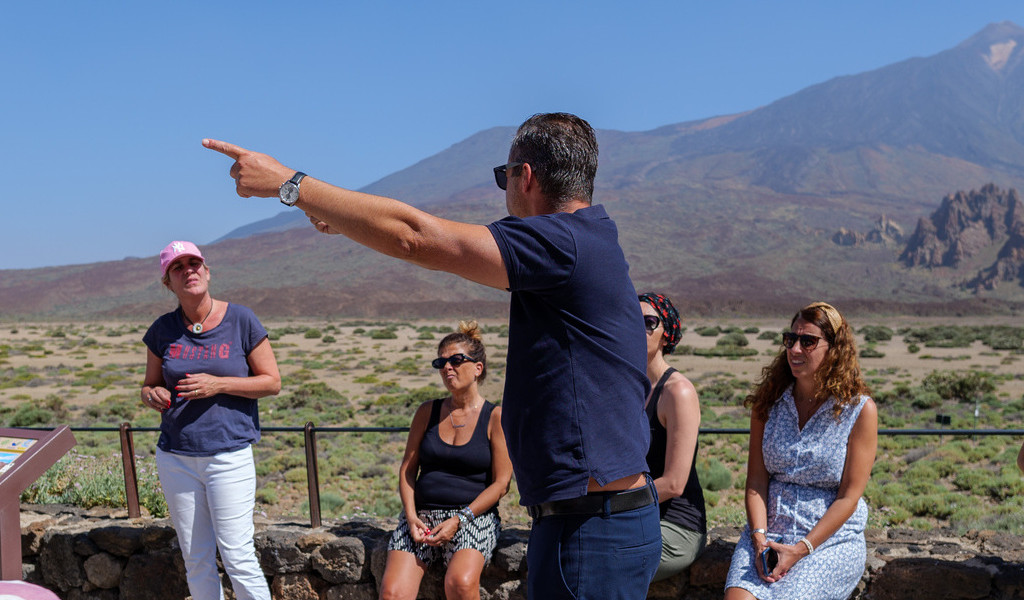 Personengruppe in Teide-Nationalpark, Tenerife, mit Vulkan im Hintergrund.