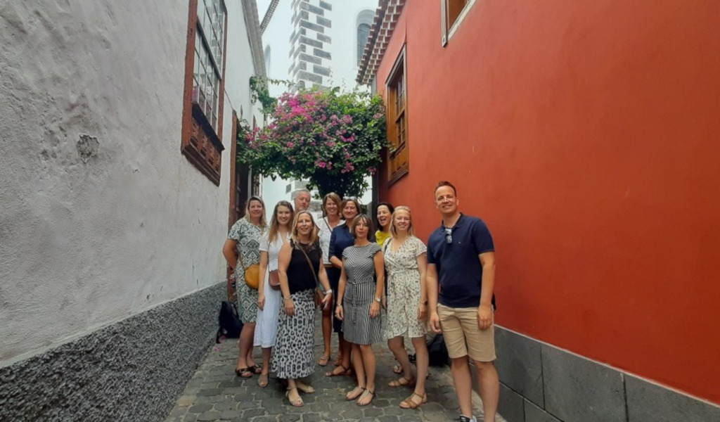 Eine Gruppe steht in einer engen Gasse in La Orotava, Teneriffa.