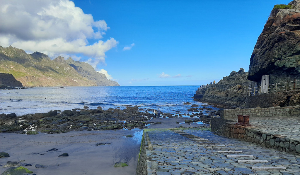 Küste und Berge von Benijo, Teneriffa bei klarem Himmel.