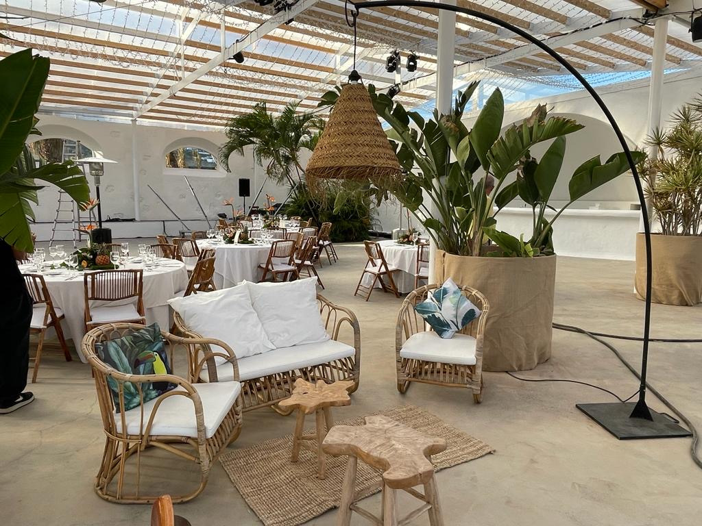 Moderne Terrasse in Santa Cruz de Tenerife mit Pflanzen und Sitzgelegenheiten.