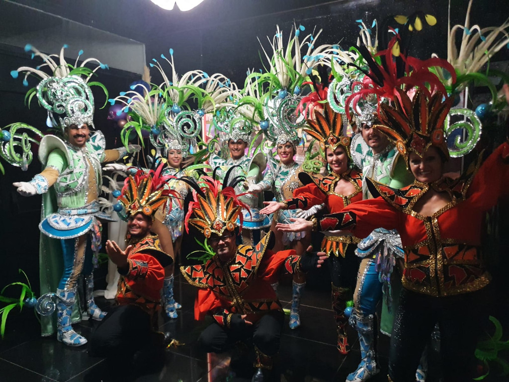 Gruppenkostüm beim Karneval in Santa Cruz de Tenerife mit bunten Federn und Kostümen.