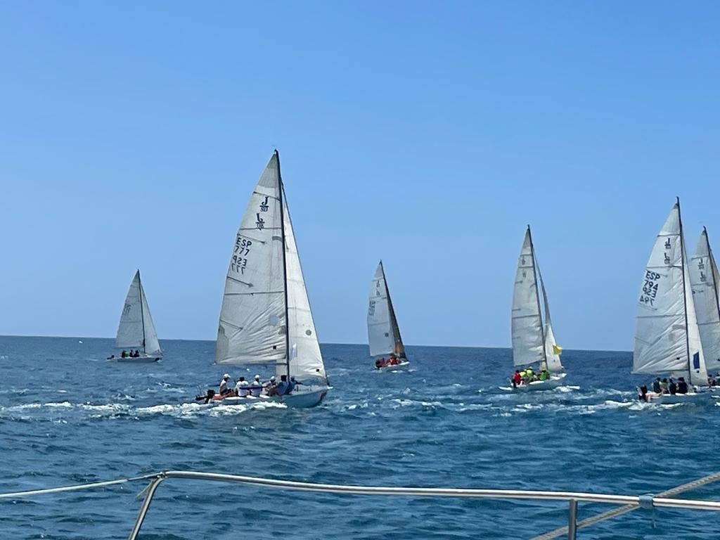 Segelboote segeln vor der Küste von Tenerife.