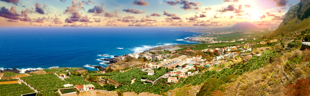 Küstenlandschaft von Los Silos auf Teneriffa, mit Meer und Bergen im Hintergrund.