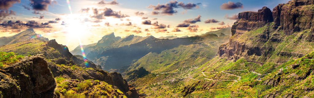 Berge in Masca, Teneriffa bei Sonnenuntergang mit kurviger Straße.