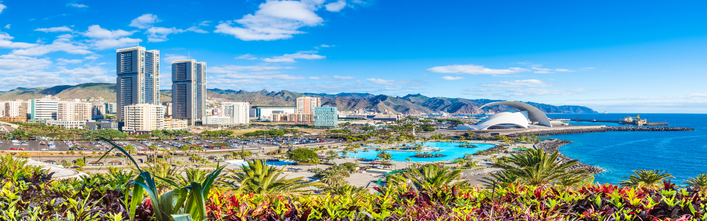 Santa Cruz de Tenerife mit Bergen, Meer und modernem Auditorium im Hintergrund.