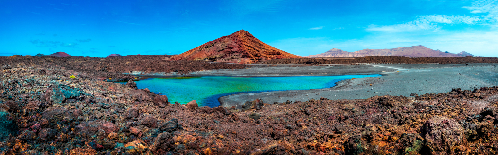 Vulkanlandschaft mit grünem See und Bergen auf Teneriffa.