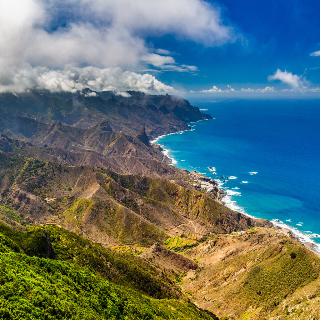 Küste und Berge von Anaga, Teneriffa unter bewölktem Himmel.
