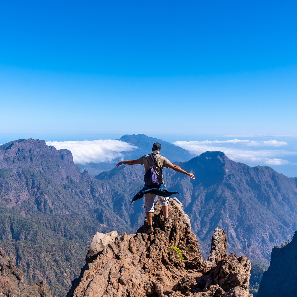 Mensch auf Berggipfel mit Blick auf die Vulkanlandschaft in Teneriffa.